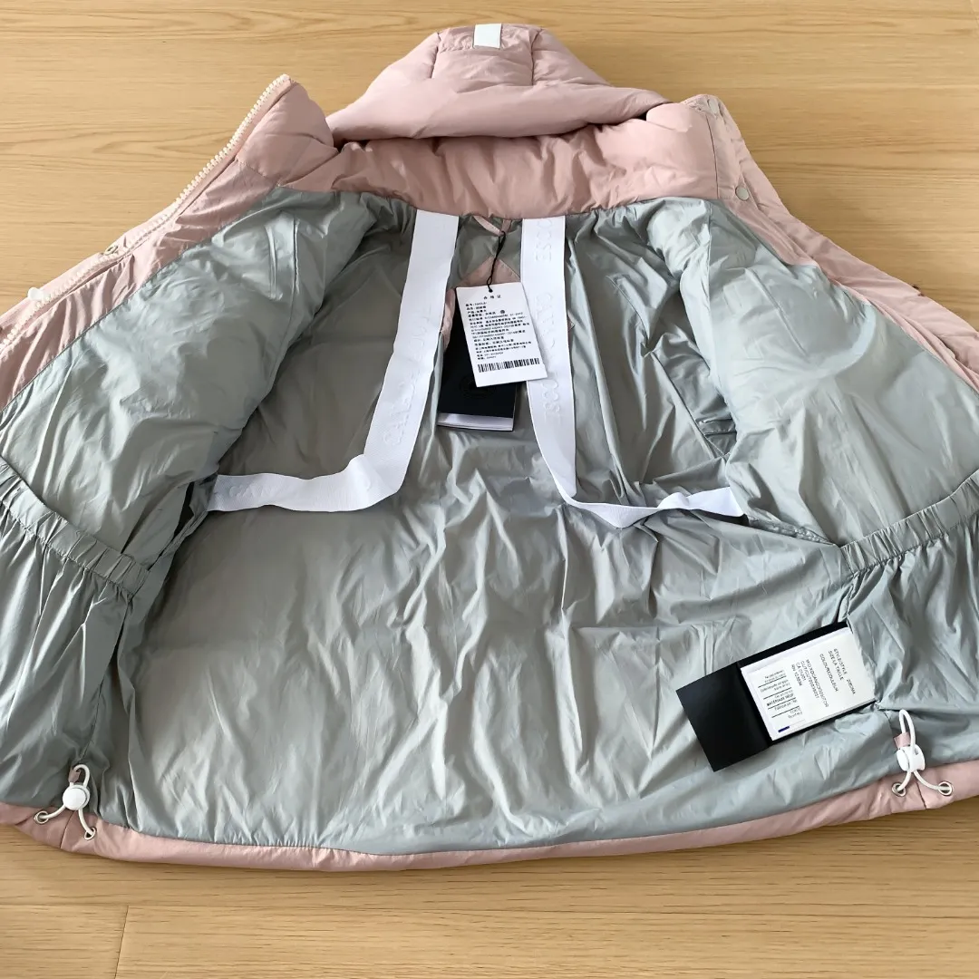 [Soft Light Powder] Style No.: Y 109 𝘾𝘼𝙉𝘼𝘿𝘼 𝙂𝙊𝙊𝙎𝙀/Canada Goose 2602LB 1 Capsule Series Macaron Parka Size: XS S M L XL Down: National standard 80% white duck down, light weight and strong warmth retention. Fabric: Made of soft Endura Luxe fabric and CORDURA imported from Du Pont Company of the United States, which enhances the durability of easy-to-wear parts, is lightweight and durable; the inner liner is made of T anti-velvet gallbladder, which is comfortable, soft and non-velveting.